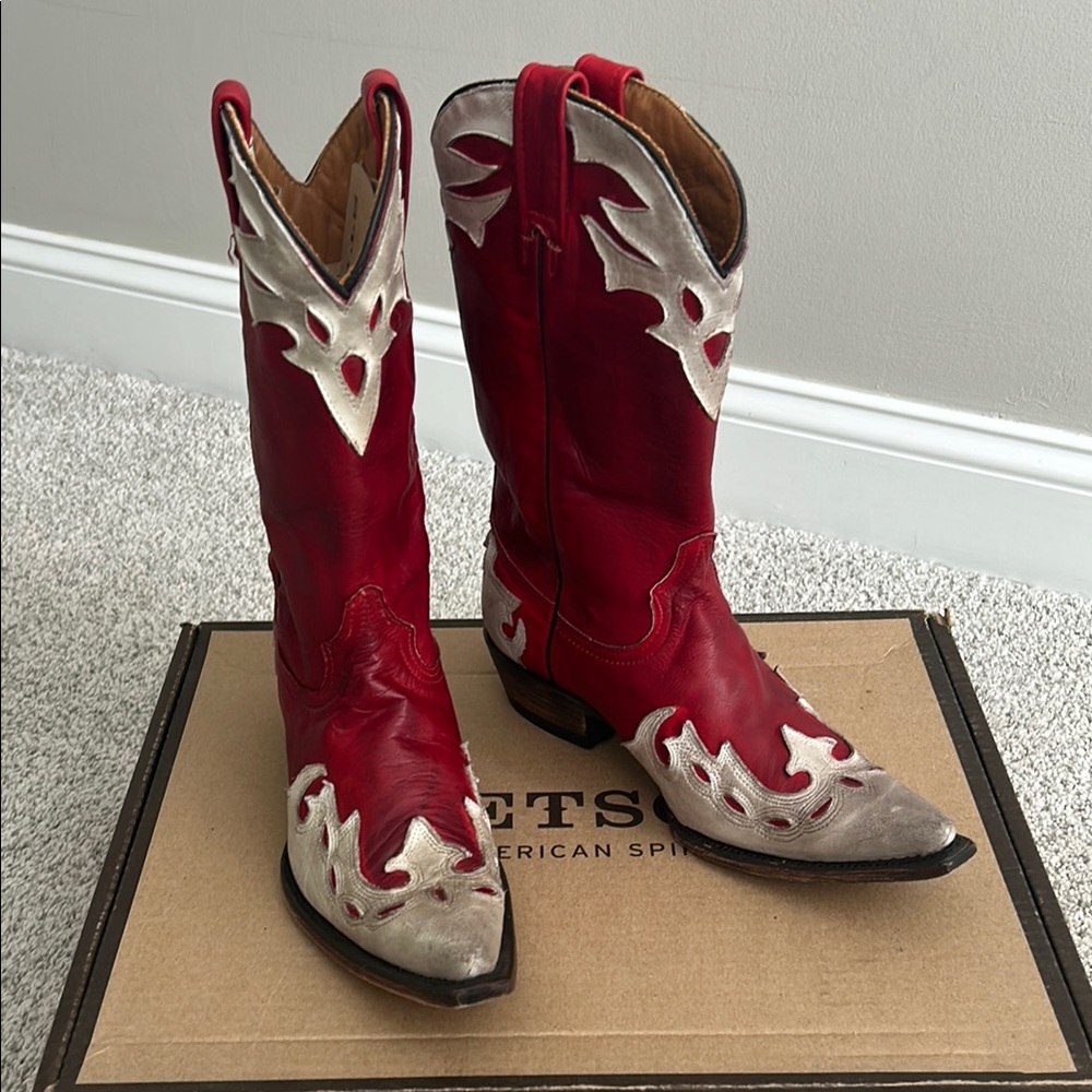 EUC Stetson Boots - Sz7

Beautiful red boots with white overlay wing tip boots.